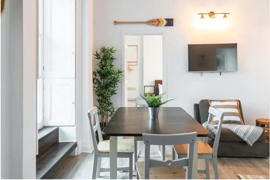 - une salle à manger avec une table et des chaises dans l'établissement Des Remparts- 2-bed with great views, terrace, à Québec