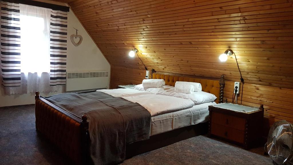 Posteľ alebo postele v izbe v ubytovaní Pincedombi
