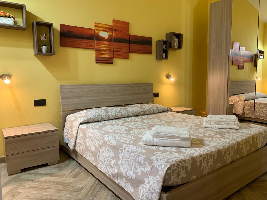 Schlafzimmer mit einem Bett und einem Spiegel in der Unterkunft Paradise Home in Quartu SantʼElena