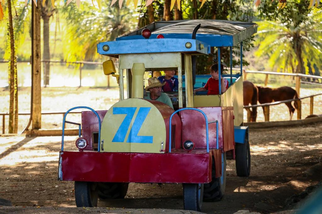 un pequeño tren con una persona montada en él en Hotel Fazenda Sete Lagos en Guaratinguetá