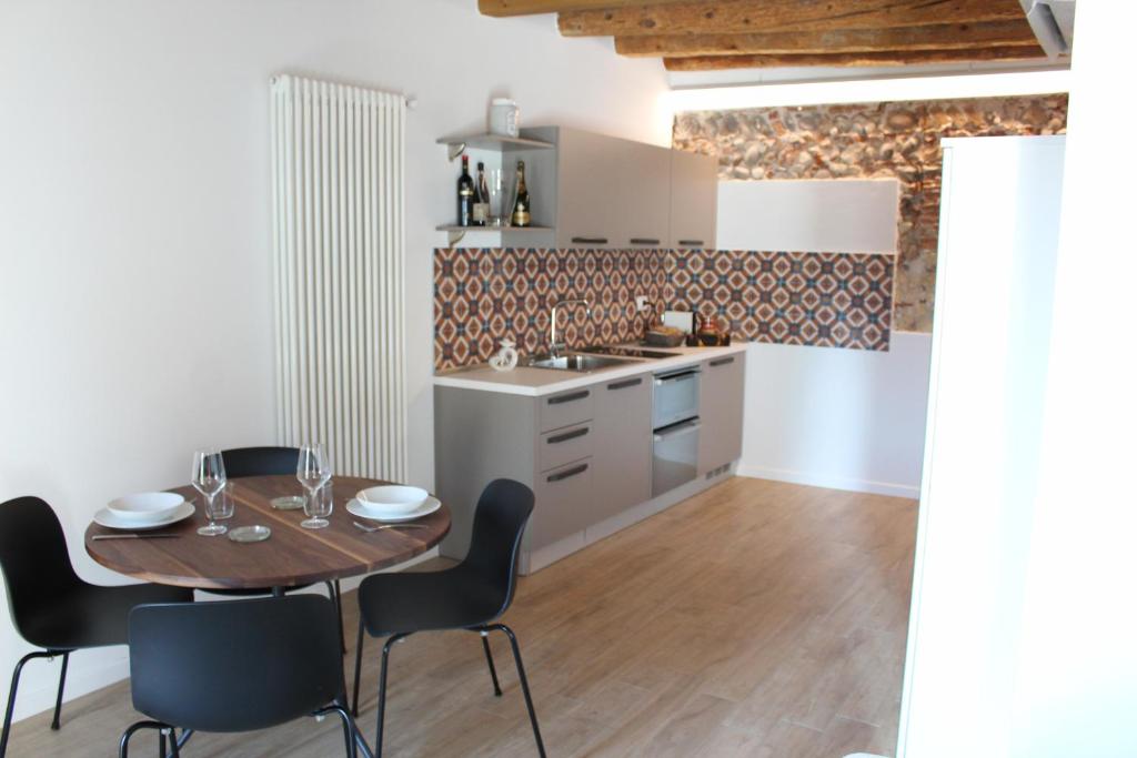 Kuchnia lub aneks kuchenny w obiekcie UnicumHouse Verona