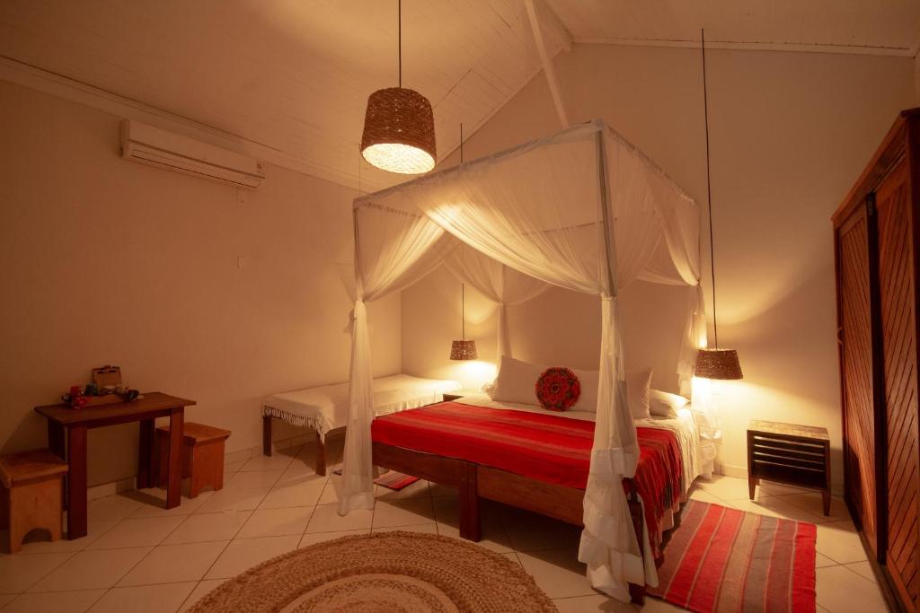 a bedroom with a bed with a canopy at Na Villa dos Algodões in Marau