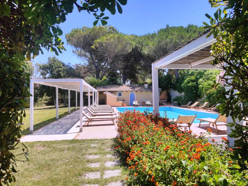 un jardin avec une piscine et un complexe dans l'établissement Is Benas Country Lodge, à San Vero Milis