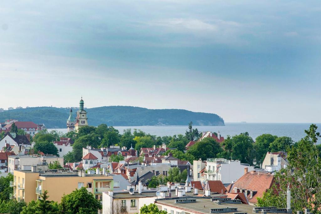 een uitzicht op een stad met een kerk en het water bij Sopot morskie widoki in Sopot