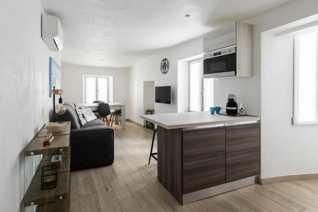 Kuchyň nebo kuchyňský kout v ubytování La Terrazza sul Lago di Como con garage