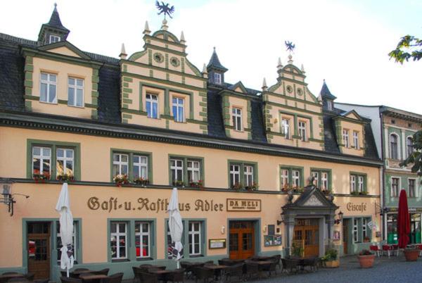 een groot gebouw met tafels ervoor bij Hotel Adler in Rudolstadt