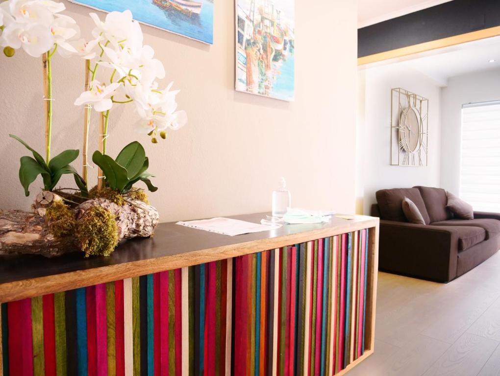 une armoire colorée dans un salon avec une plante. dans l'établissement Veiga´s House, à Lagos