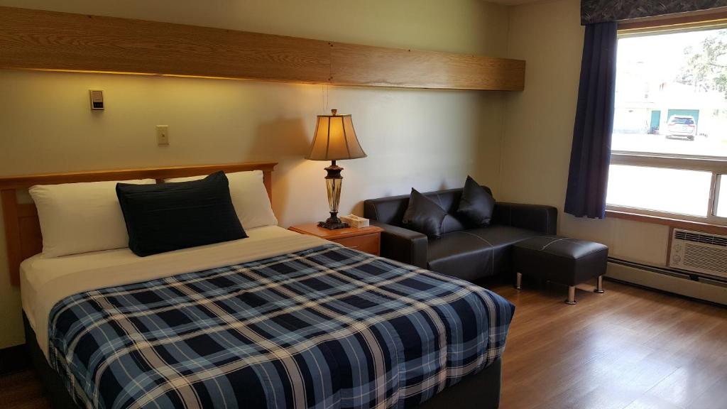 Postel nebo postele na pokoji v ubytování Pines Motel