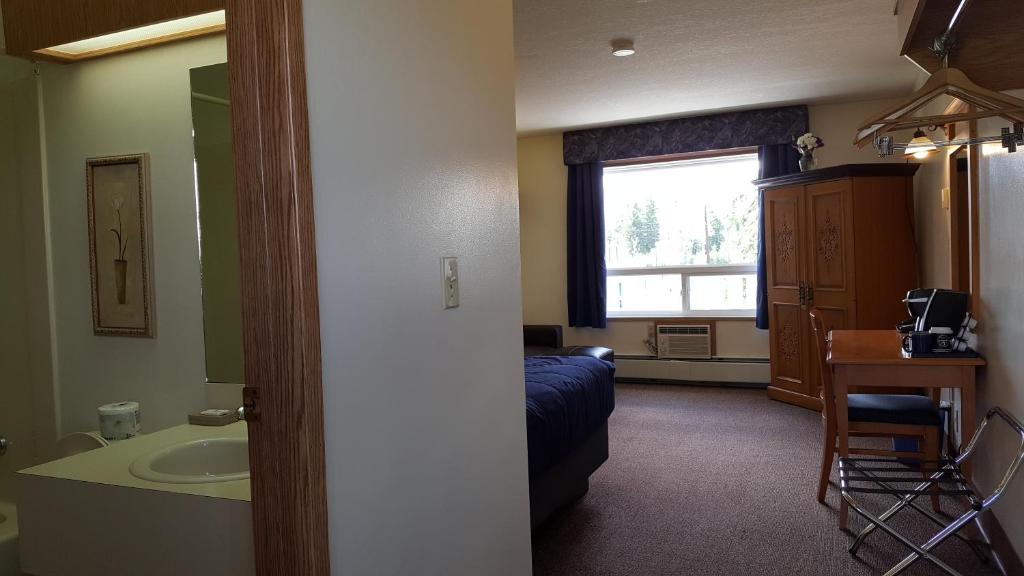 Postel nebo postele na pokoji v ubytování Pines Motel