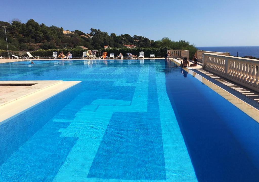 Photo de la galerie de l'établissement APT. LA CORNICHE 810 - LES ISSAMBRES F -, aux Issambres