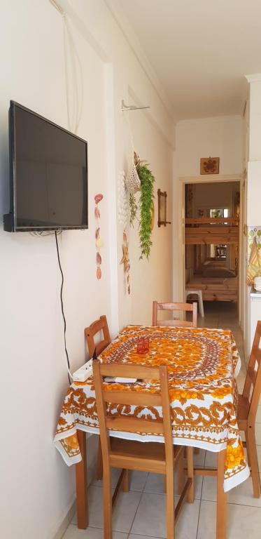 Televízia a/alebo spoločenská miestnosť v ubytovaní Cosy family apartment near the Sea
