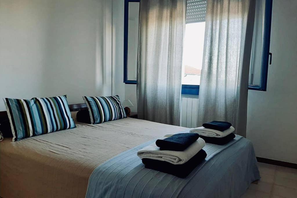 ファーノにあるBilocale vista mareのベッドルーム1室(枕付きのベッド1台、窓付)