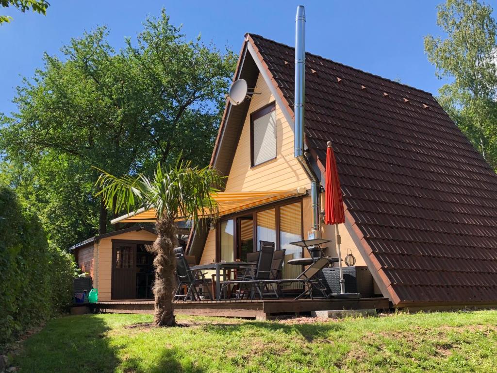 Casa pequeña con porche y patio en Gemütliches Ferienhaus in ruhiger Lage Ronshausen Hessen en Ronshausen
