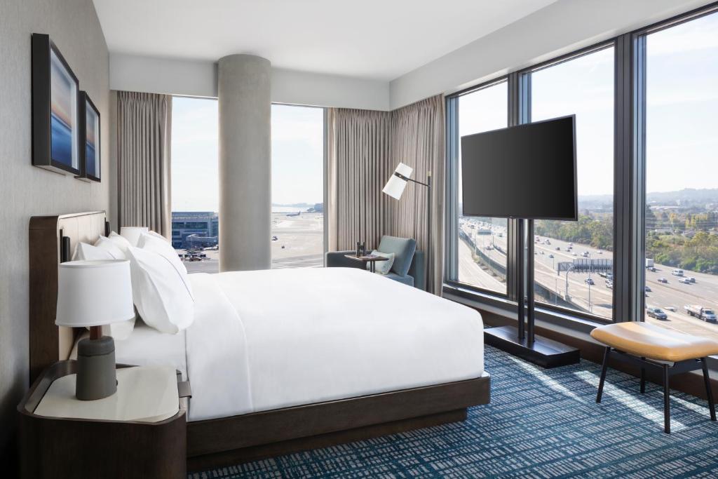 Grand Hyatt at SFO - Corner King Suite
