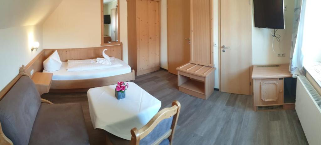 Postel nebo postele na pokoji v ubytování Hotel Igelstadt