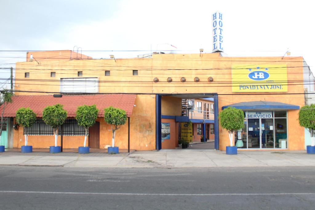 un edificio en la esquina de una calle en Posada San José, Hotel, en Puebla