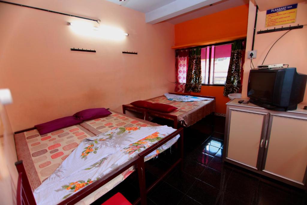 Postel nebo postele na pokoji v ubytování Pleasant Inn