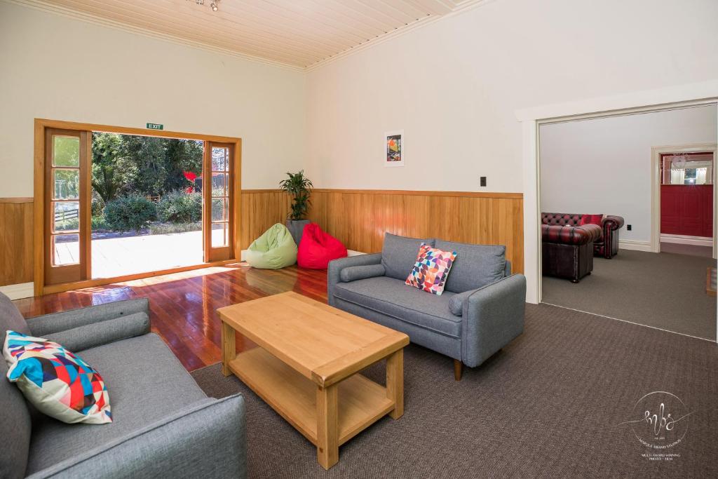 Posezení v ubytování Waitomo Homestead Cabins