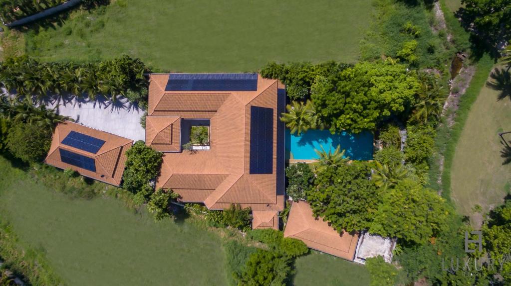 Letecký snímek ubytování 6 Bedroom Luxury Villa on Golf Course PH125