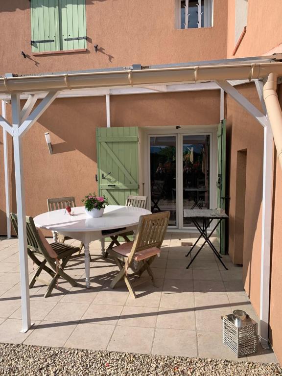 Patio nebo venkovní prostory v ubytování Chambre d'hôtes Le Cèdre