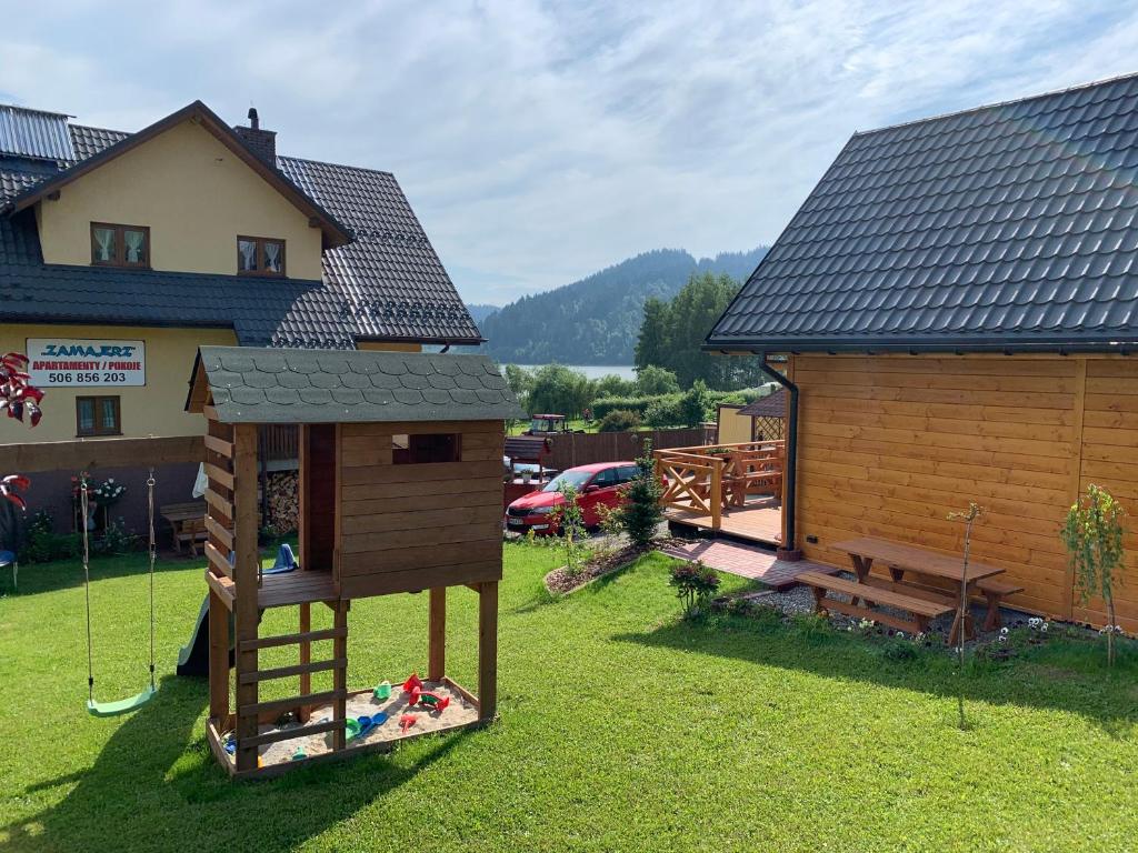 Nespecifikovaný výhled na hory nebo výhled na hory při pohledu z prázdninového areálu