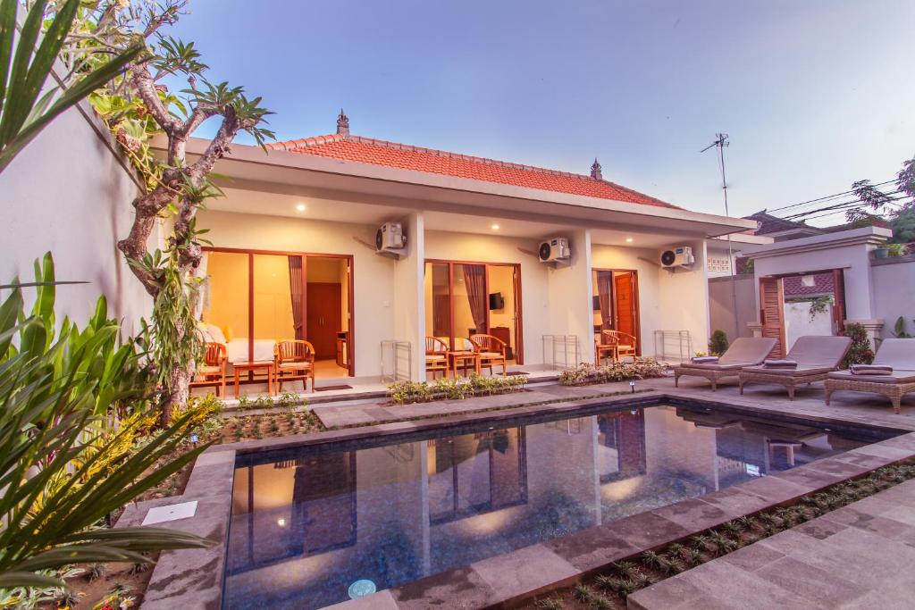 uma imagem de uma villa com piscina em Cening Ayu Sanur em Sanur