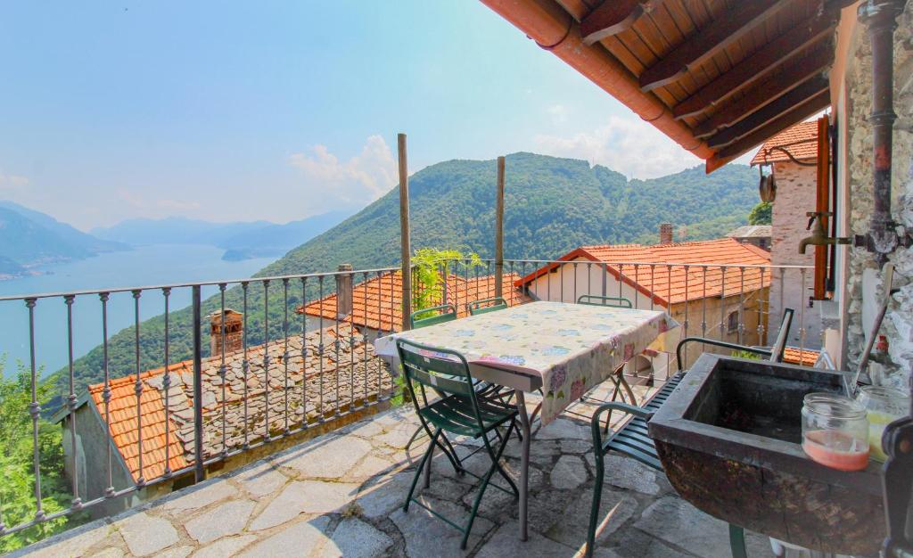 eine Terrasse mit einem Tisch und Stühlen auf dem Balkon in der Unterkunft Ca dei L'Era de Sott in San Siro