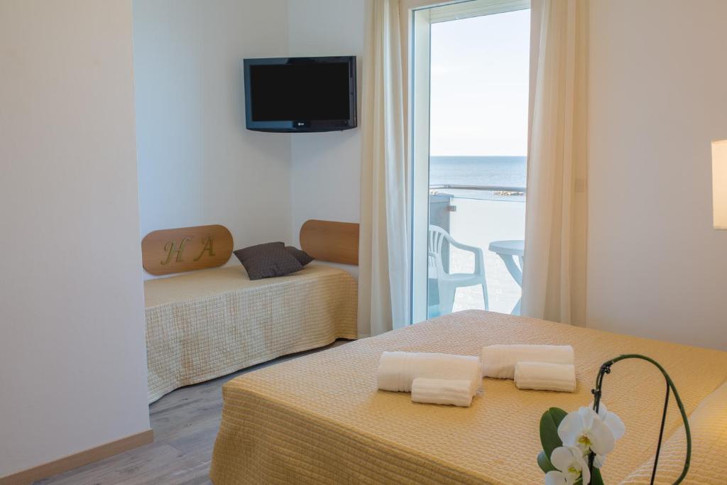 Un dormitorio con dos camas y vista al mar. en Hotel Augusta, en Bellaria-Igea Marina