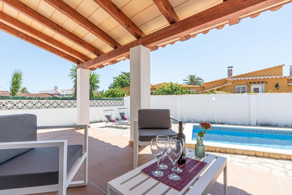 Bazén v ubytování Apart-rent Casa con piscina Alberes 0005 nebo v jeho okolí