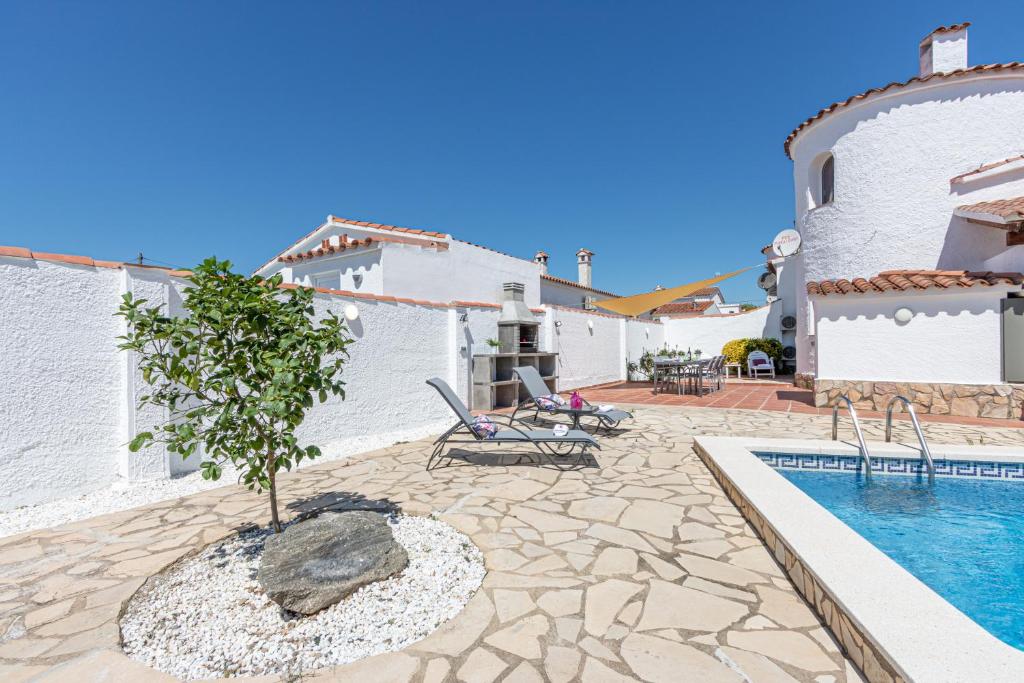 Bazén v ubytování Apart-rent Casa con piscina Alberes 0005 nebo v jeho okolí