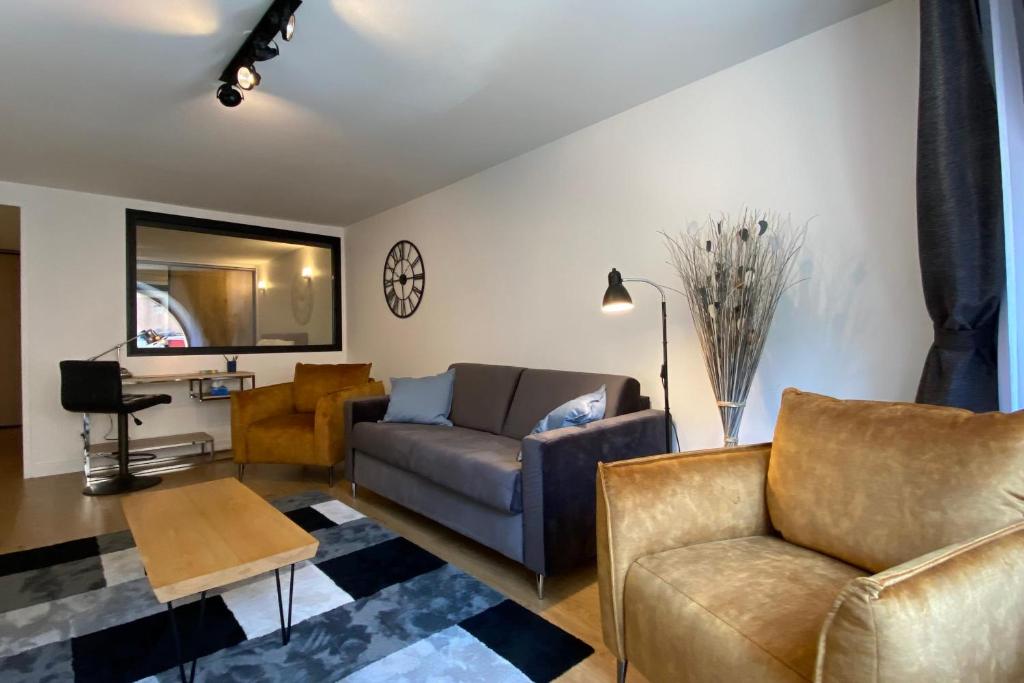 ein Wohnzimmer mit einem Sofa und einem Tisch in der Unterkunft Le Royal 4 - Apartment for 4 people in the city center in Annecy