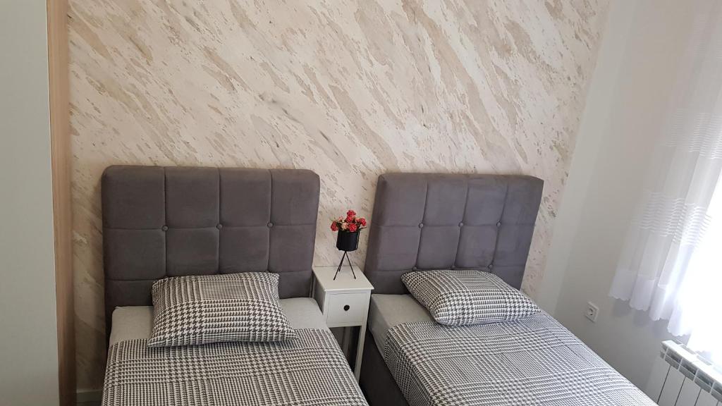Posteľ alebo postele v izbe v ubytovaní Kabashi Apartment