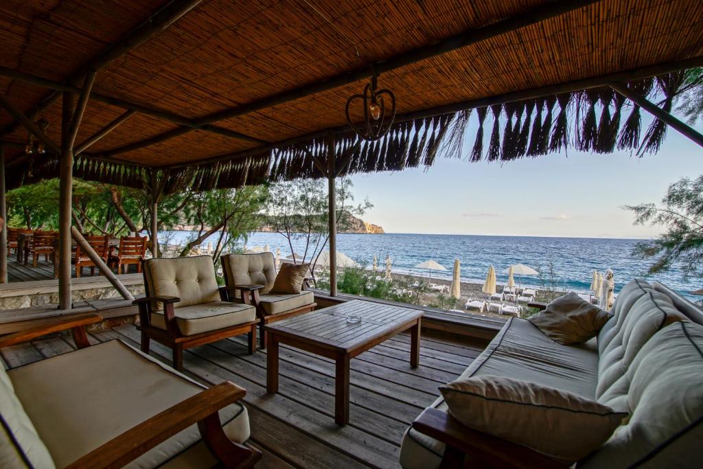 sala de estar con vistas al océano en Ova Butik Otel, en Mesudiye