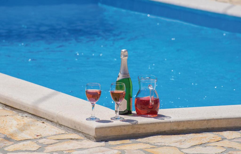 Nápoje v ubytovaní Luxury Villa Maria with Pool