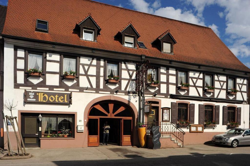 ein Hotel mit einem davor geparkt in der Unterkunft Landgasthof Sonne in Bötzingen