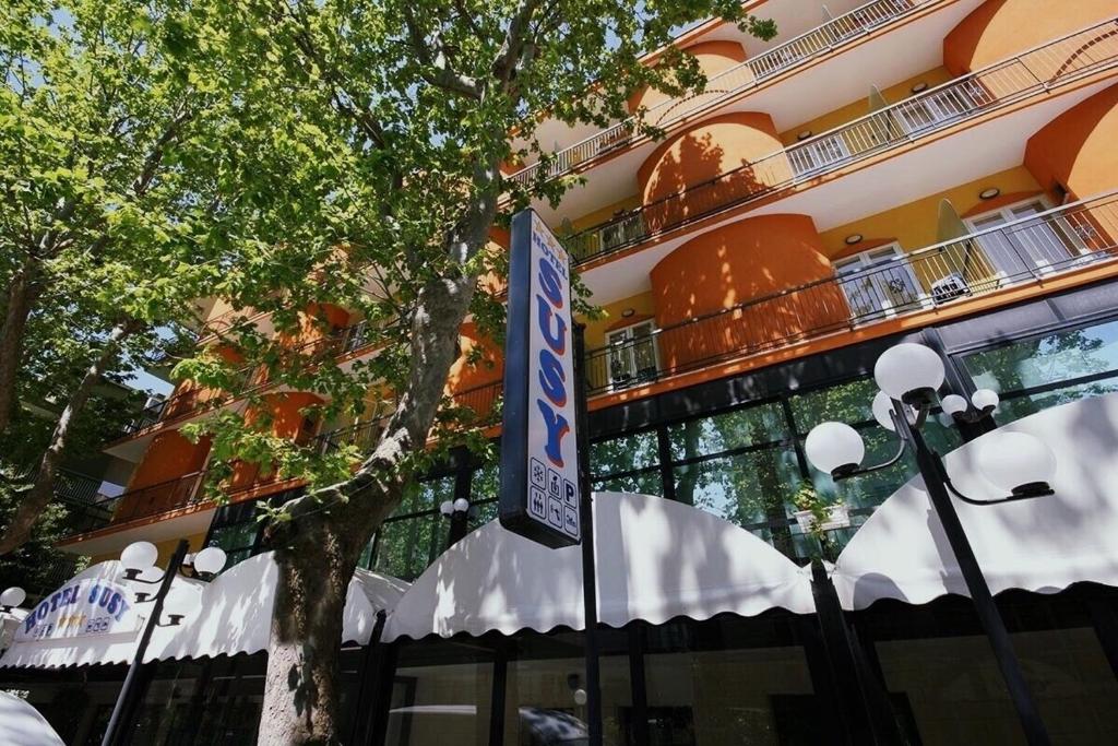 un edificio con una señal delante de él en Hotel Susy en Rímini