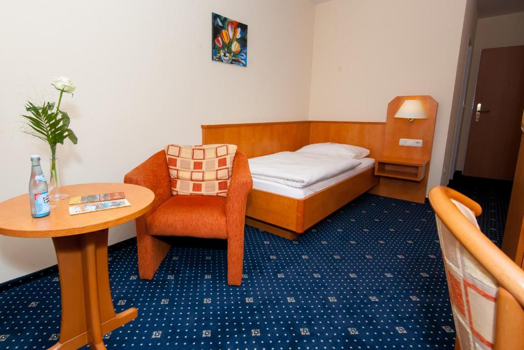 Postel nebo postele na pokoji v ubytování Hotel Englischer Hof
