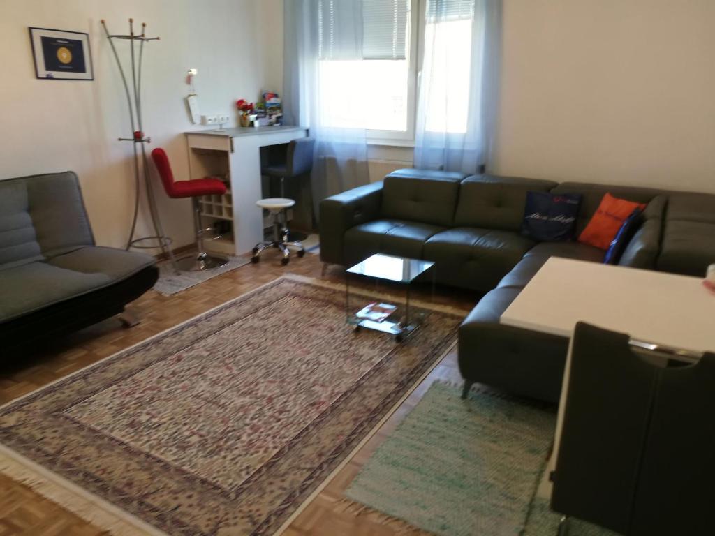salon z kanapą i stołem w obiekcie City Apartment w mieście Salzburg