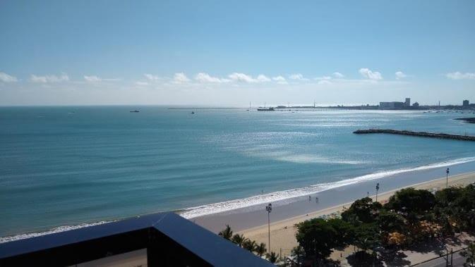 uma vista para a praia e para o oceano em Hotel Flat Atlântico em Fortaleza