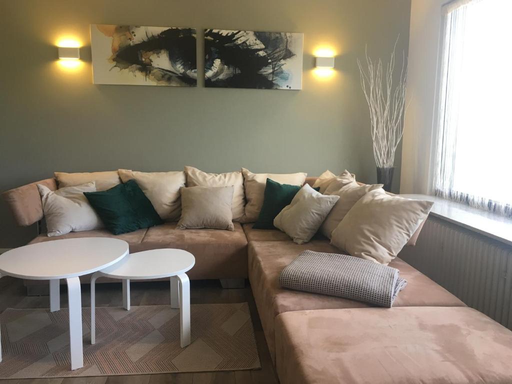 ein Wohnzimmer mit einem Sofa und einem Tisch in der Unterkunft Relaxoase Koblenz Karthause in Koblenz