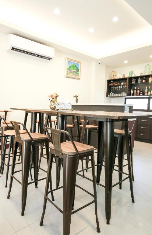 Lounge nebo bar v ubytování 十二籃民宿