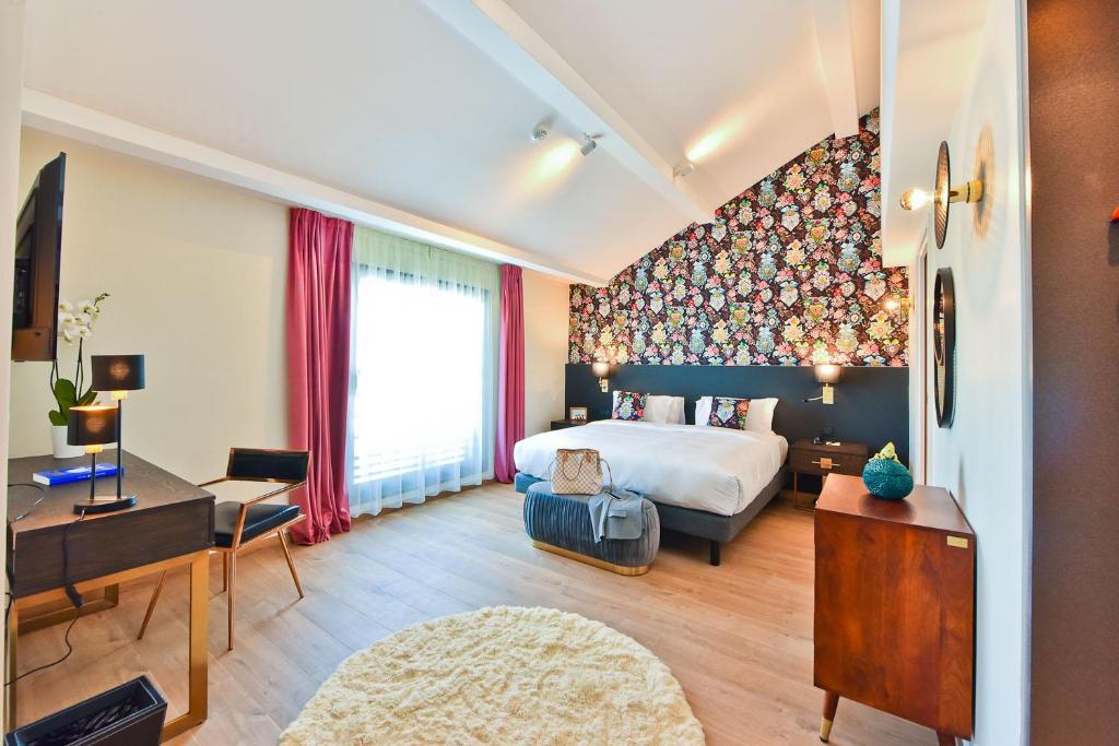a hotel room with a bed and a desk at Hôtel La Villa Port d'Antibes & Spa in Antibes