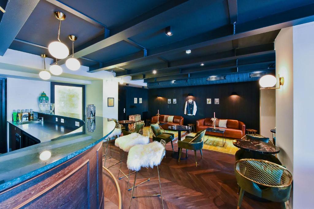 a room with a bar with chairs and tables at Hôtel La Villa Port d'Antibes & Spa in Antibes