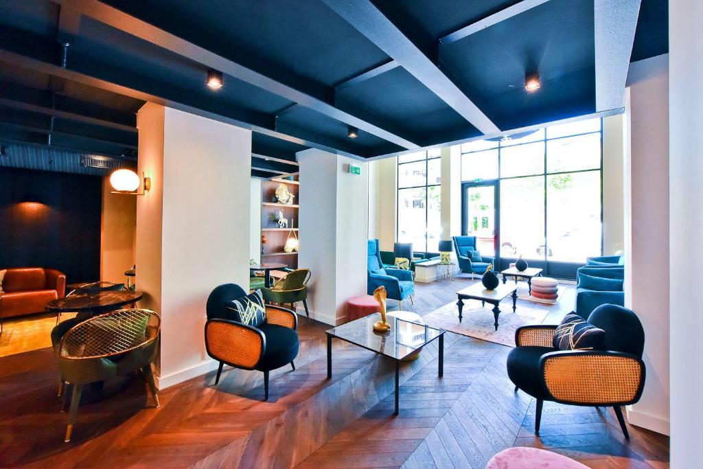 a living room with chairs and a couch at Hôtel La Villa Port d'Antibes & Spa in Antibes