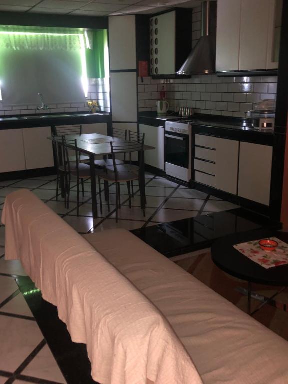 Kuchyň nebo kuchyňský kout v ubytování Flat 3