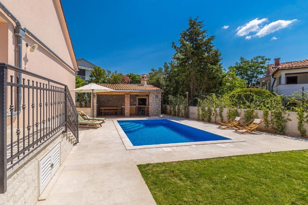 Bazén v ubytování Holiday house MASLINA nebo v jeho okolí