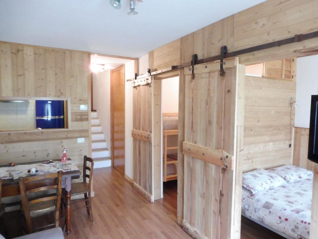 a bedroom with a bunk bed and a dining room with a table at Appartamento 90 con vista e balcone in Breuil-Cervinia