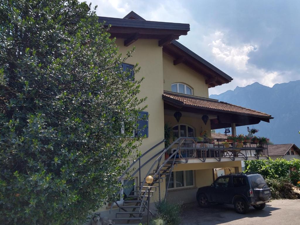 czarna ciężarówka zaparkowana przed budynkiem w obiekcie La Casa di Michela - 120m2 in the mountains with fireplace & garden w mieście Strigno