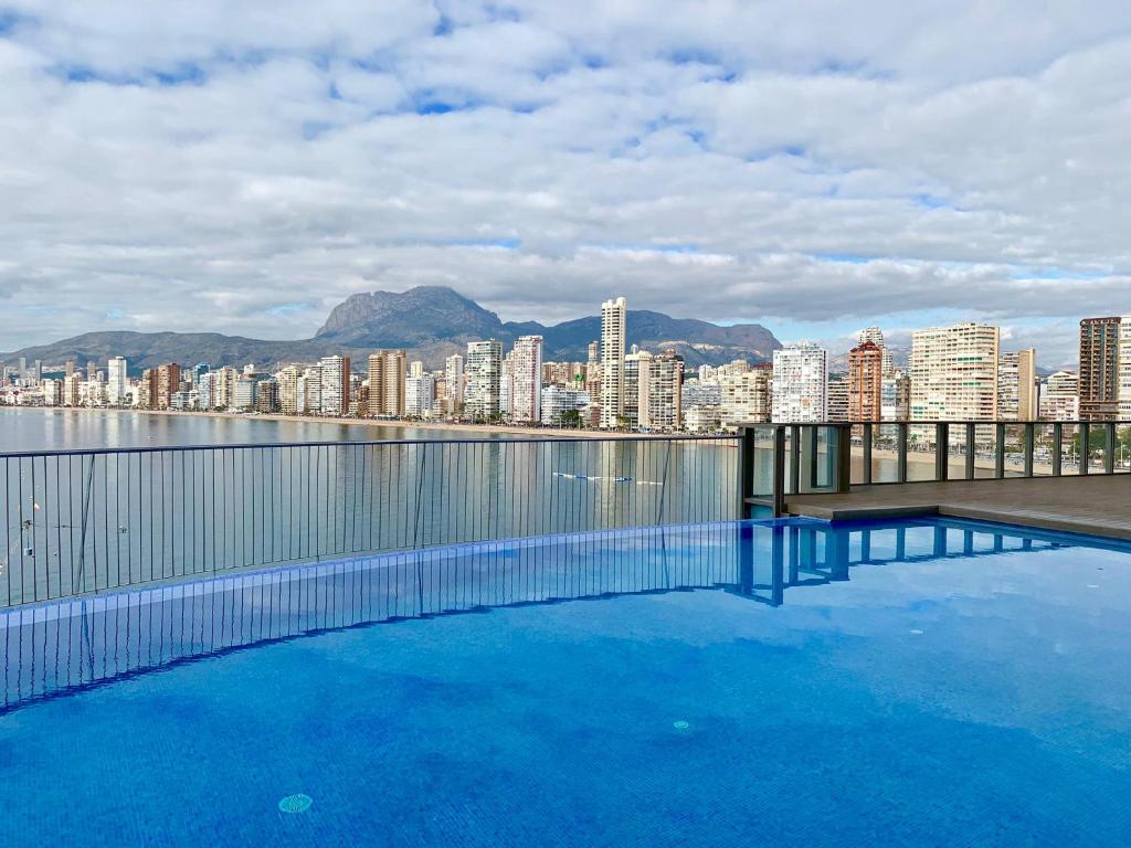 uma grande piscina com vista para a cidade em Precioso piso con unas vistas increíbles em Benidorm