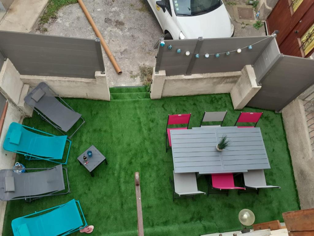 Elle offre une vue sur une arrière-cour dotée d'une table et de chaises. dans l'établissement Maison vigneronne Vias centre, à Vias